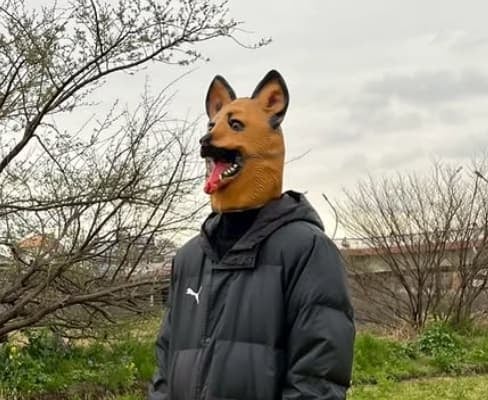 「りゅび犬最高です」宮世琉弥、自身出演ドラマのオフショットで犬の被り物姿を披露！