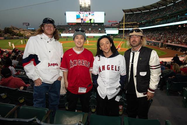 平野歩夢がエンゼルスタジアムに😳貴重なユニフォーム姿が話題に✨