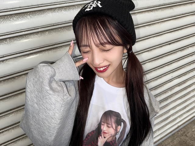 「カッコ素敵すぎて良きですな」AKB48 向井地美音のストリート系生誕Tコーデショットをファン絶賛！