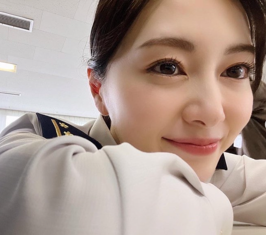 「自撮り最高かよ〜😍」白石麻衣さんの美しすぎる”ドアップ自撮りショット”にファン歓喜💖