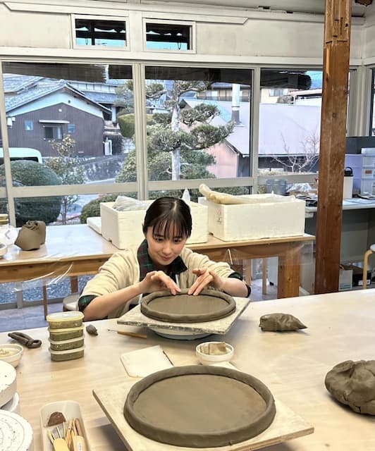 「素敵な時間を過ごすことができました」堀田真由、地元・滋賀で信楽焼を体験！