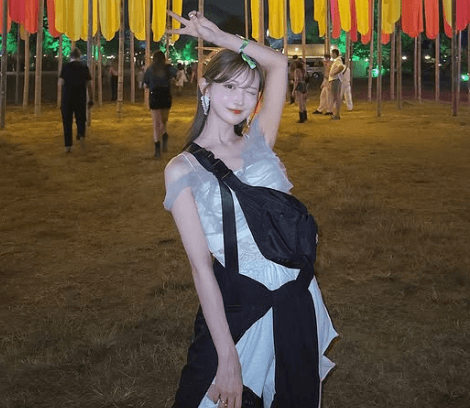 音楽祭に人気美女モデルが潜入！電飾も”共鳴”するワキ見えときめき・ウインクショットに大絶賛の嵐