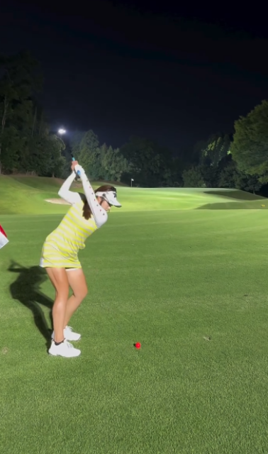 ミニスカ小麦美脚でナイスショット！美女ゴルファー、キラキラボールのナイターゴルフムービーに注目！