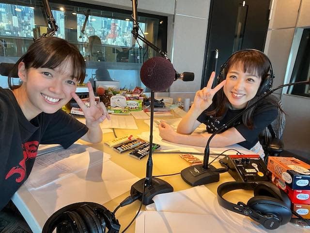 熱愛報道が話題の佐藤栞里が9時間生放送のラジオ番組を終えたことを報告✨