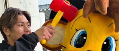 「新キャラ爆誕！」梅野隆太郎、沖縄キャンプで“コラッキー”とツーショット！