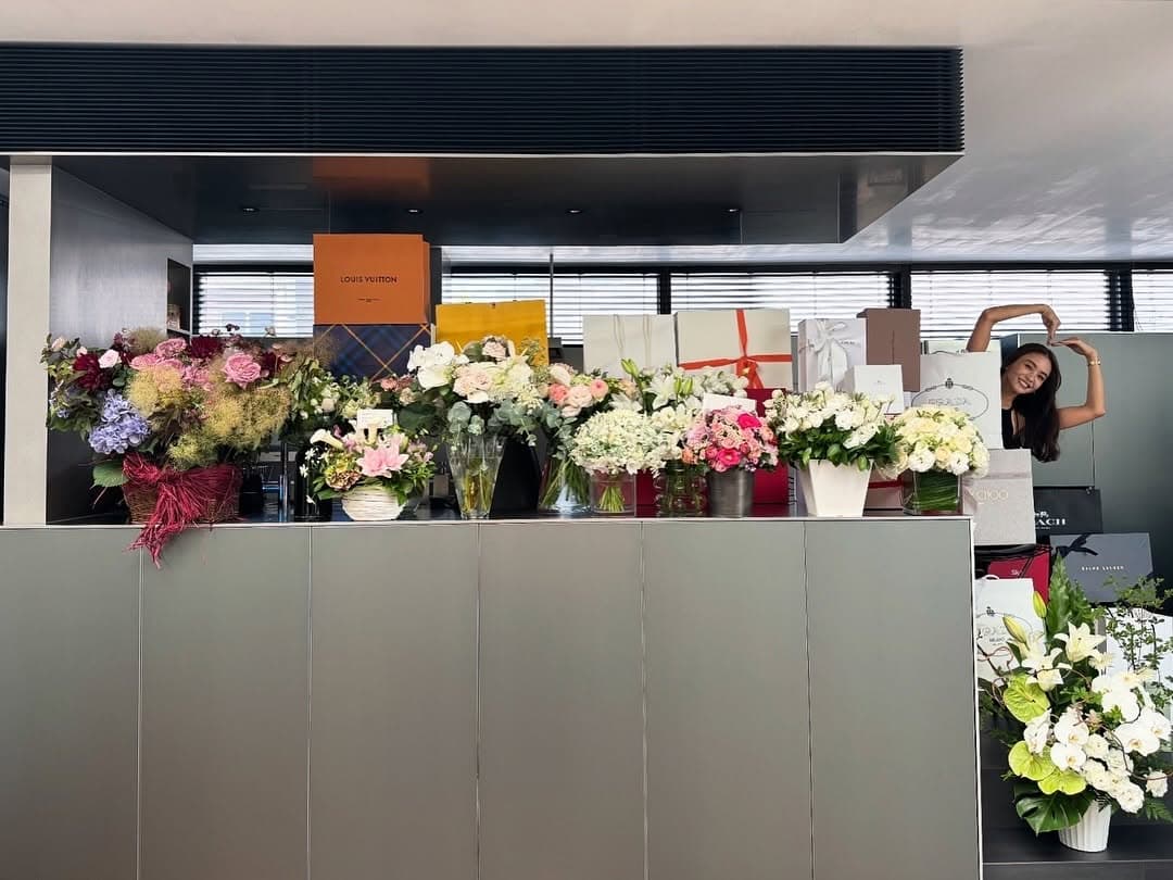 「プレゼントの山！どこにいるかわからなかった」モデル〇〇の誕生日がレベル違いすぎてファン驚愕！