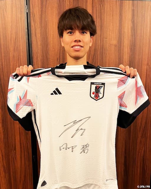 あの選手やあの選手も！世界で戦うサッカー日本代表選手のサイン入りユニフォームが出品！
