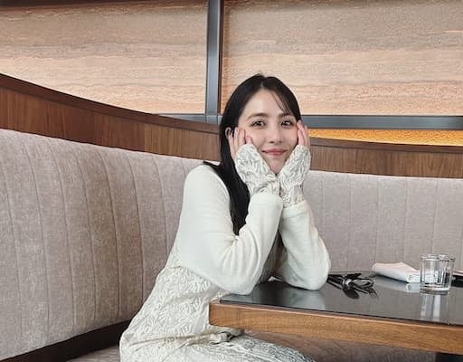 「皆さんGWは楽しめていますか？」女優・石川恋の衣装オフショットにファンからコメント続々