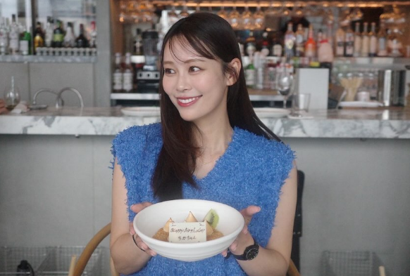 「めちゃくちゃかわいい！」美女ゴルファー、銀座で魅せた"エレガント・バースデーケーキショット"を披露！