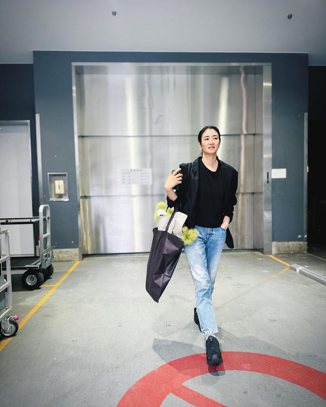 「すっぴん撮りがちですみません」47歳大人気女優のプライベートショットが美しすぎて「めちゃ綺麗ですやん」