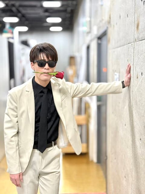 「祝っていきな。」男性芸人がイケメンショットで誕生日を報告