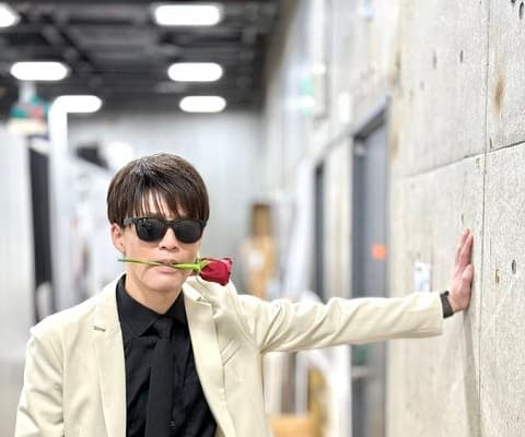 「祝っていきな。」男性芸人がイケメンショットで誕生日を報告