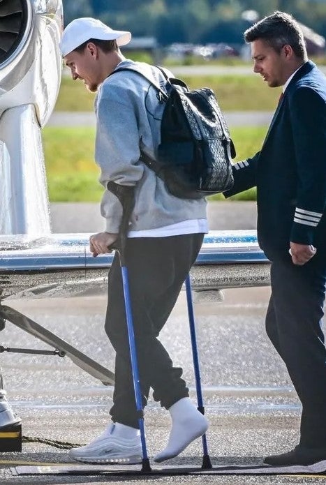 ダービー控えるアーセナルに激震！キャプテンが松葉杖で帰路につく