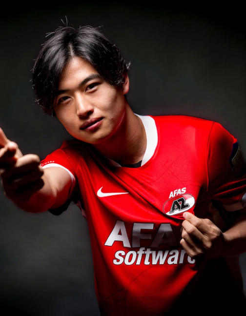 オランダ1部AZ、新加入・市原吏音のユニフォーム姿を公開で反響続々