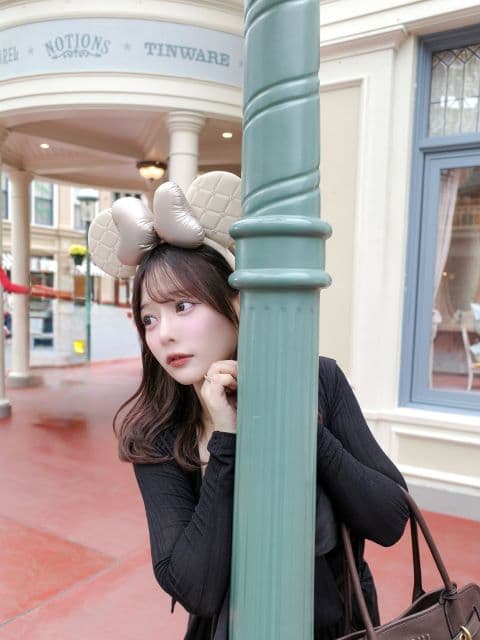 「可愛すぎてもう夢の国の一員」齊藤なぎさ、友達の誕生日にブラックコーデでディズニーへ！