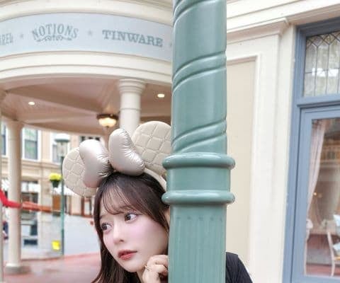 「可愛すぎてもう夢の国の一員」齊藤なぎさ、友達の誕生日にブラックコーデでディズニーへ！