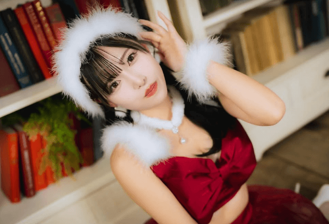 日本一黒髪が似合うレースクイーン、国宝級ルックスの”乙女・サンタショット”を図書室風・ルームで披露し大反響！