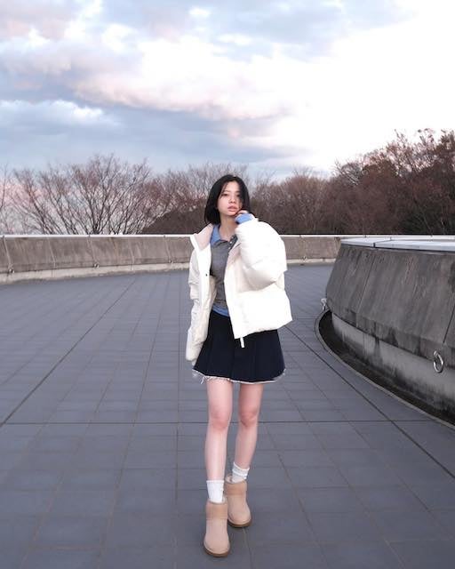 桜田ひより、ミニスカ×ブーツの完璧なスタイルを披露！