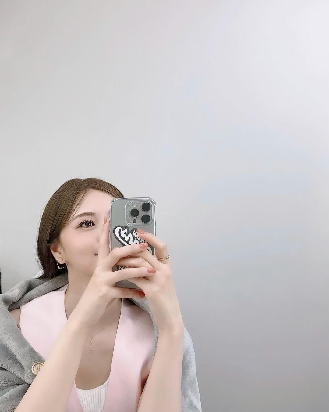 「ぴんく！」白石麻衣 鏡越しの自撮りショットを公開！