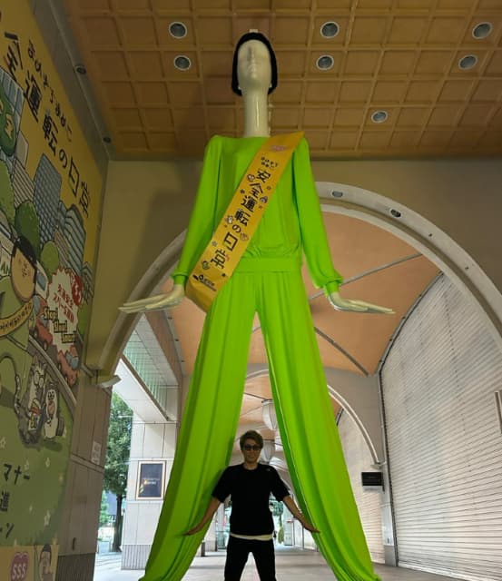 ロンブー田村淳、ナナちゃん人形と2ショット！足元にちょこんと安全運転祈願