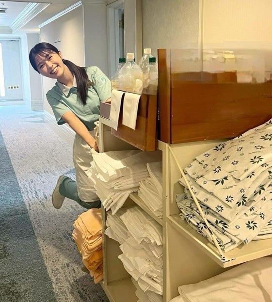 「お掃除なら私にお任せ」渋谷凪咲 ドラマでの清掃員姿が可愛いと話題に