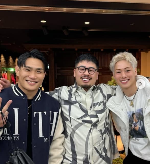 「With My brothers 」三浦孝太、兄弟⁈たちとニコニコ写真