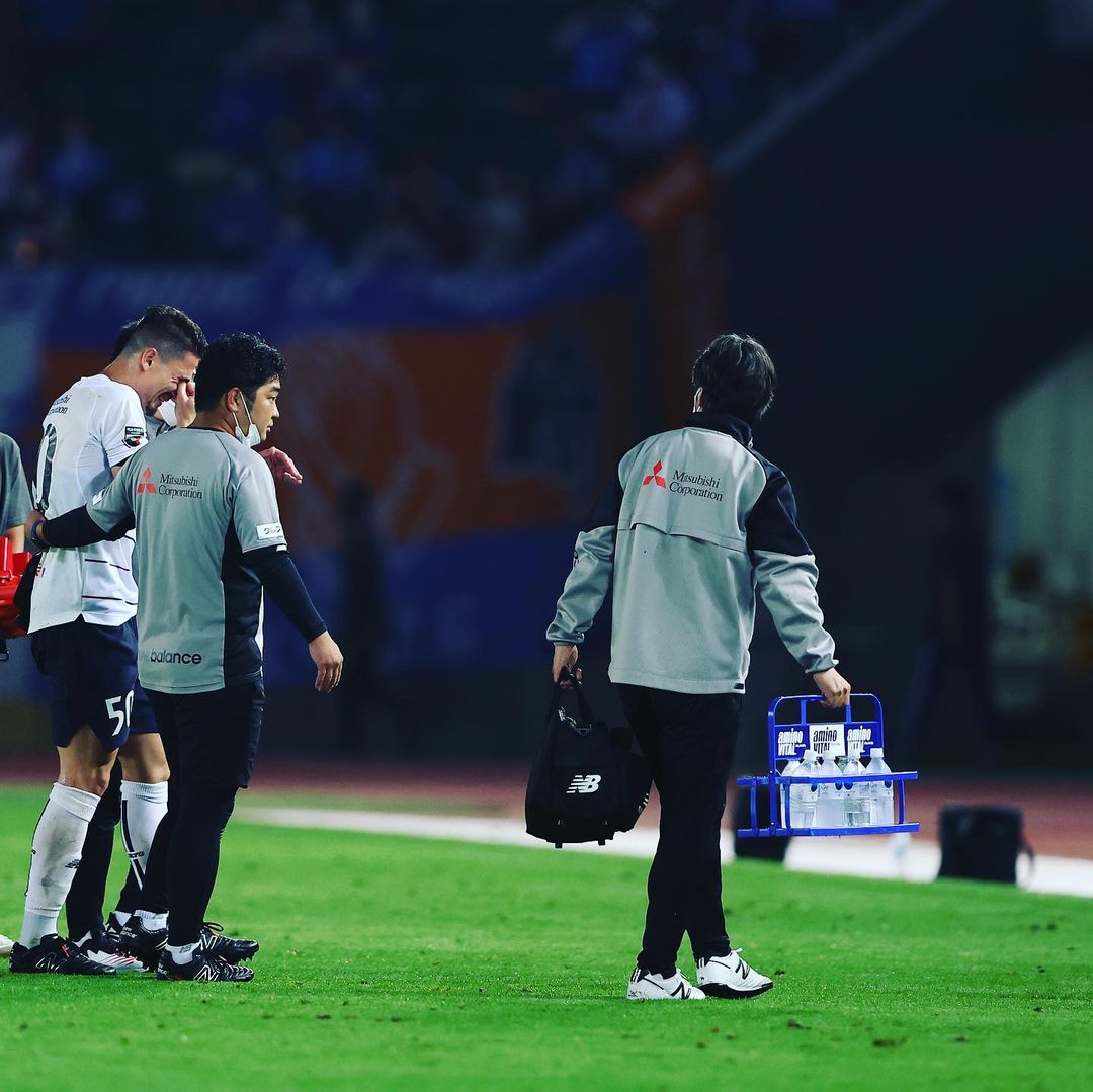 「みんなで待ってます、エンリケさん🤝」🔵FC東京🔴が負傷交代のエンリケにエール📣!!