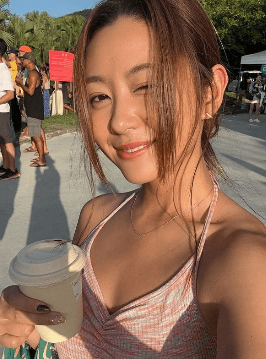 「バチクソかわええ」美女プロボディーボーダー・白波瀬海来、渚のウインクショットにファン・フォーリンラブ