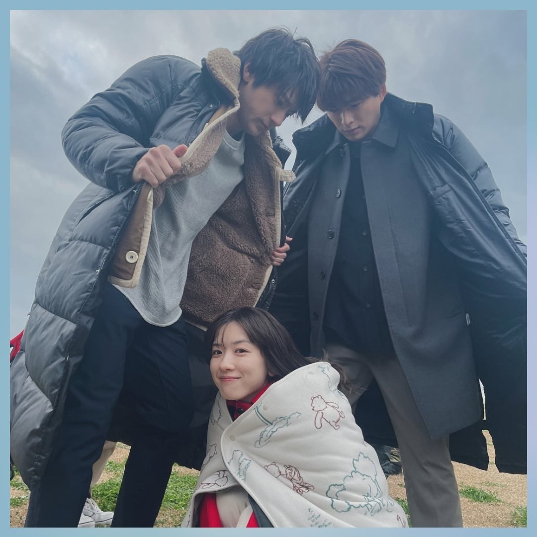 山田裕貴と白洲迅が永野芽郁を寒さから守る写真が”可愛すぎる💕”と話題に❄️