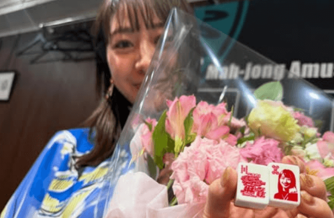 「凄く綺麗！」プロ雀士兼任の美女アナウンサー、1年担当のキャラ麻雀の報告！牌を手にしたレアショットが話題に「オリジナル麻雀牌凄い」