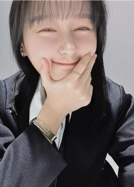 影山優佳「自撮りの感覚を思い出すための投稿🐪」どの表情も可愛すぎる...！👀✨