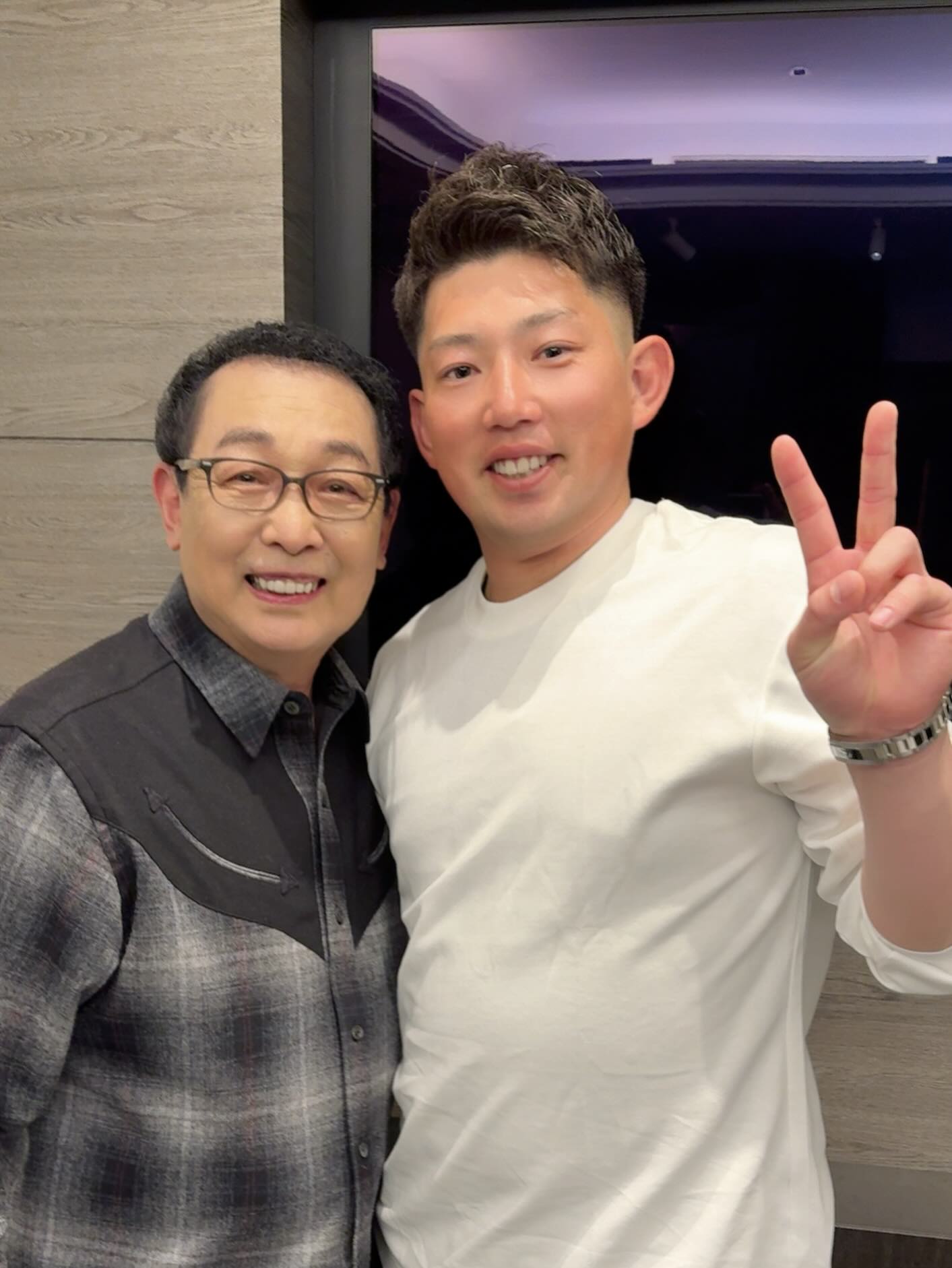 「今年もブルペンの神になってね」さだまさしが燕・大西広樹と交流