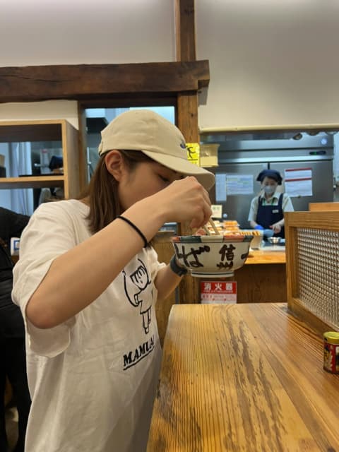 「長野駅の朝蕎麦！」タレント・井上咲楽がそばを食す！