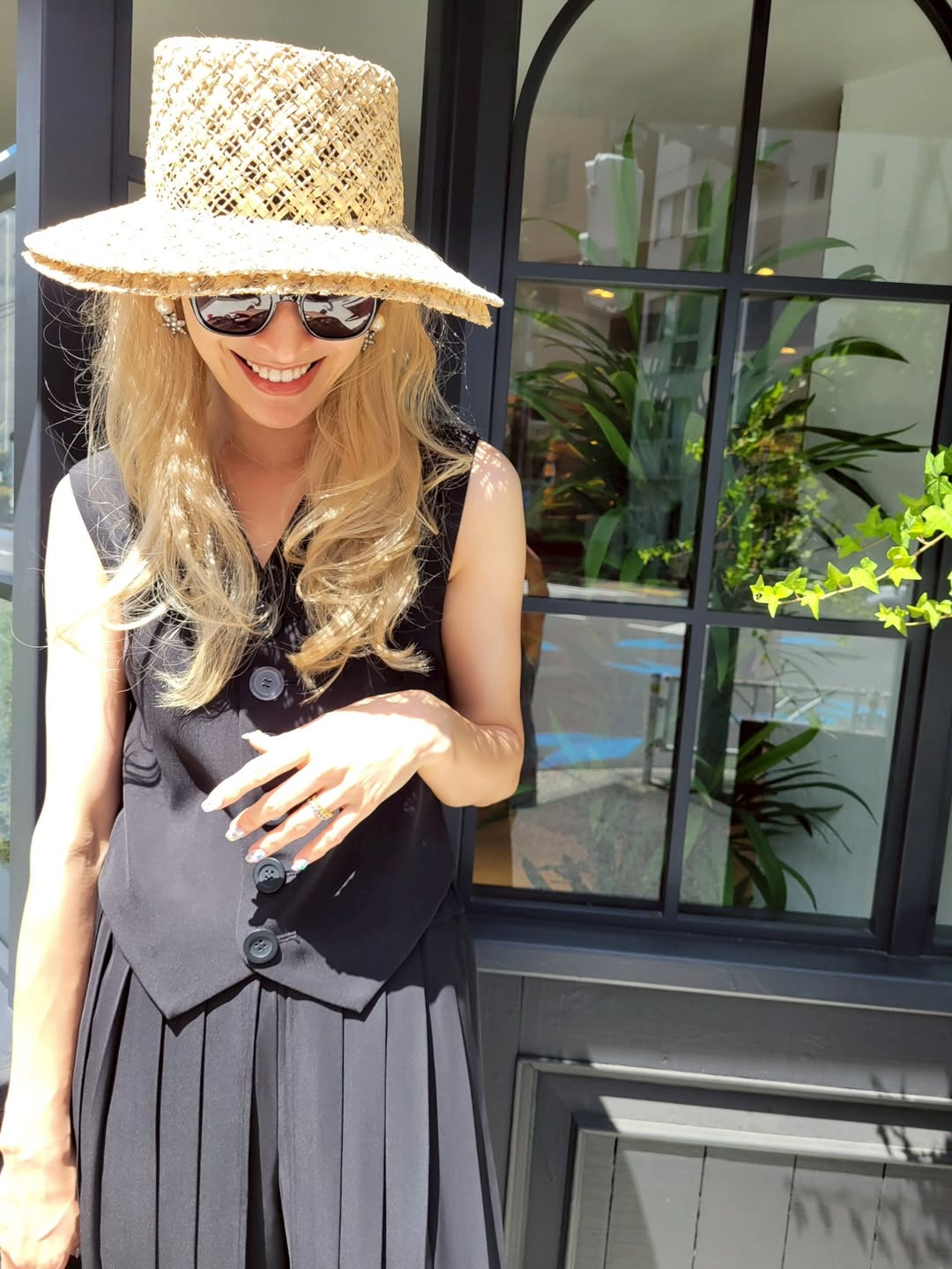 さすがの着こなし！モデル・山田優がふらっと入ったお店で一目惚れした「日焼け対策」もできるアレとは？