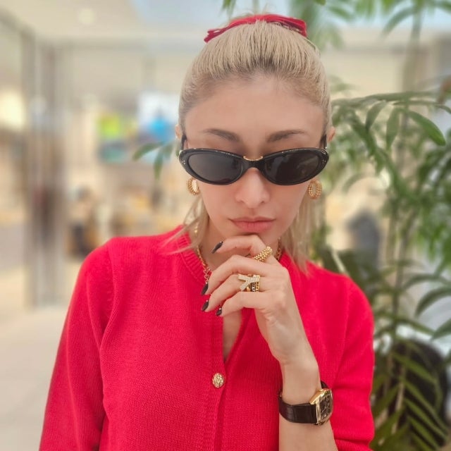 美しさも機能も一歩先へ。山田優が纏う“折りたためる未来サングラス”の衝撃