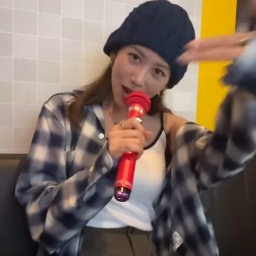 中川安奈がラッパーに？！一人カラオケで流暢な英語＆ラップ曲を披露し「この路線で行きましょう」とファン後押し