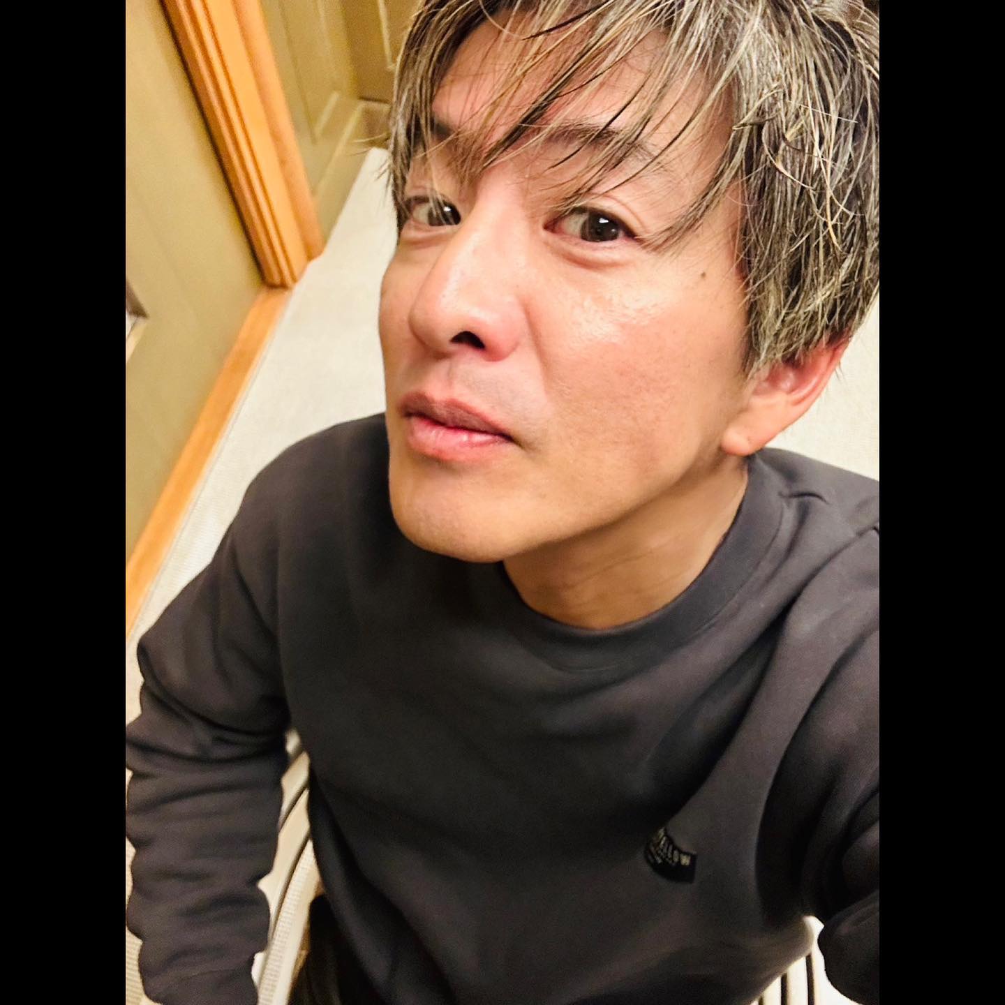 投稿後10分でいいね👍1万超え👀51歳の誕生日から一夜明けた木村拓哉の最新ショット📸