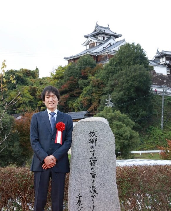 千原ジュニア、『プレバト!!』で絶賛の俳句が故郷福知山で句碑に