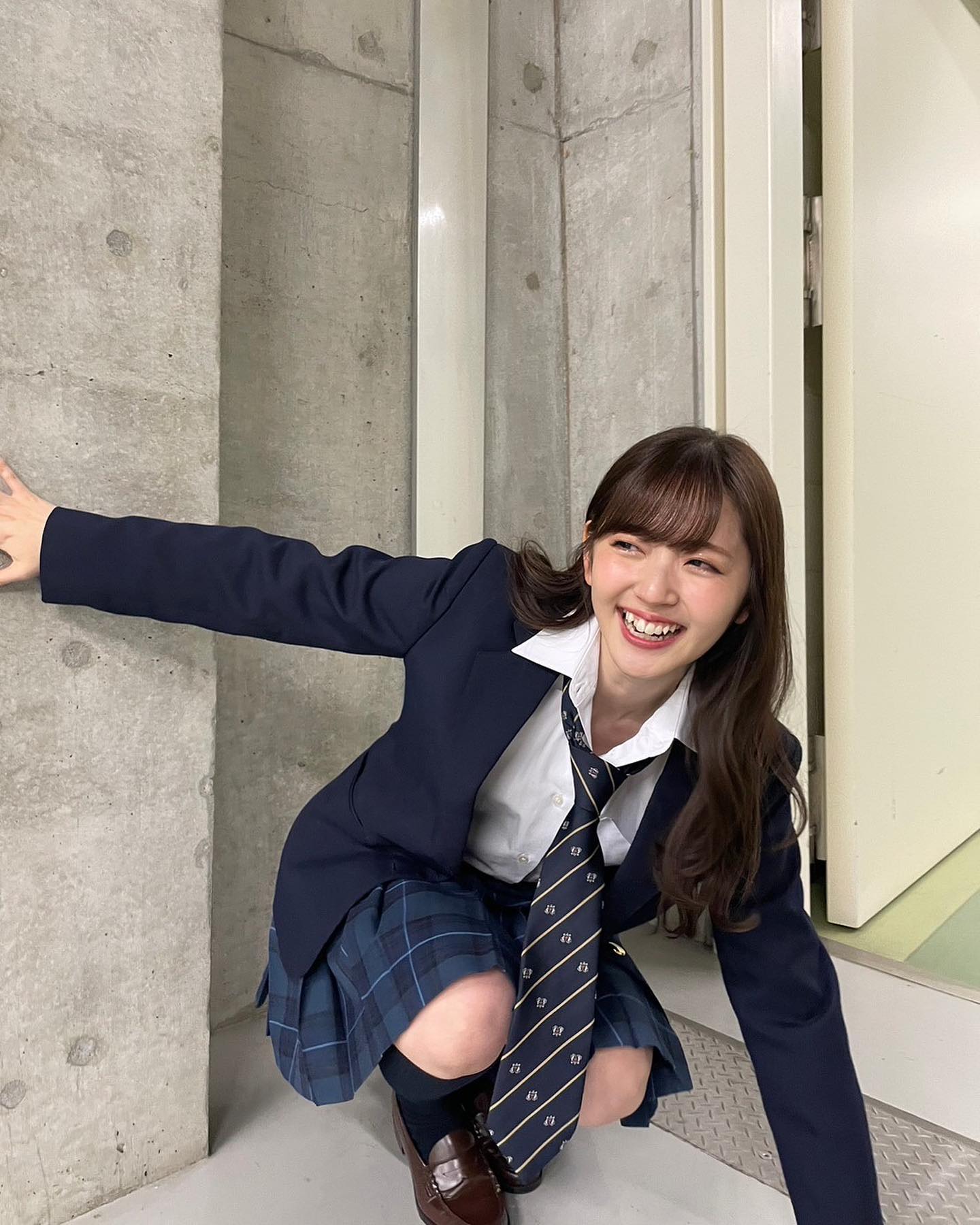 ⚽️田中碧と交際中の28歳 鈴木愛理 制服ショットが大反響「まだいけんじゃね😎✨」