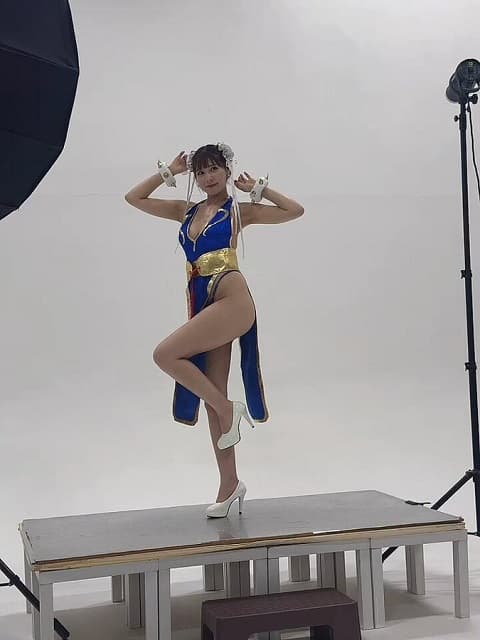グラドル 篠原冴美が撮影時のムービーを公開！プロフェッショナルなポージングを披露