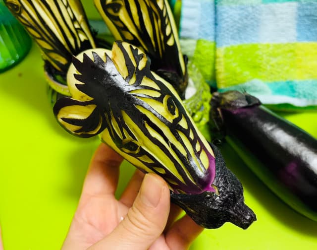 にしおかすみこ、ベジタブルカービングに挑戦も「来年は巳年かぁ」と干支に関係ない動物を作ってしまう…