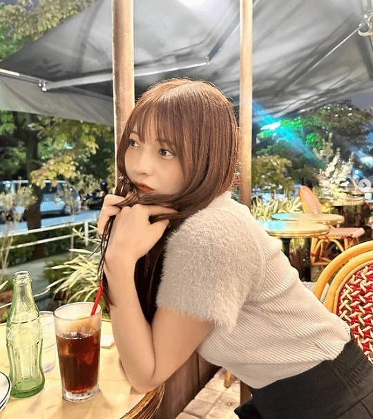 グラドル・黒嵜菜々子”恋人待ちシチュ風”の美麗ショットが「最上級に可愛い」とファンから絶賛！