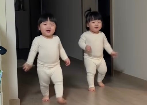 ちょんまげヘアがぴょんぴょん！双子ちゃんの“ママおかえりダッシュ”に世界がほっこり