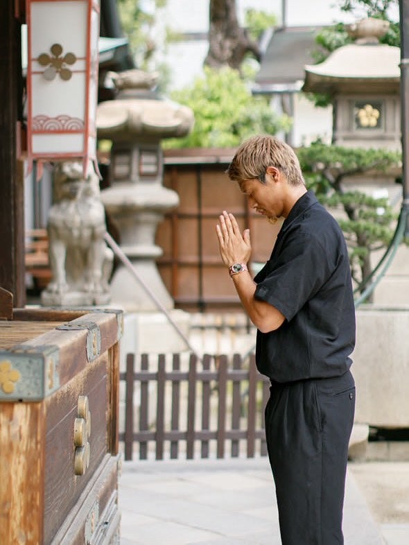 「家族がいつまでも健康に！」守田英正、参拝オフショットに“ピッチ外でもかっこいい”と話題に