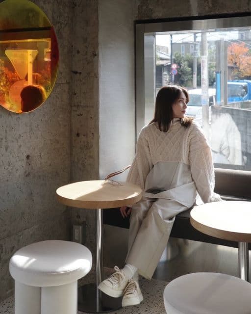 「反射して映る姿すらかわい」元AKB48・入山杏奈、春を待つオールホワイトコーデが話題に！