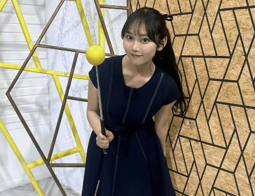 「夏が楽しみになる可愛さでキュンキュンする」美女アナウンサー、スタジオで魅せた”スティックショット”にファン胸キュン状態！