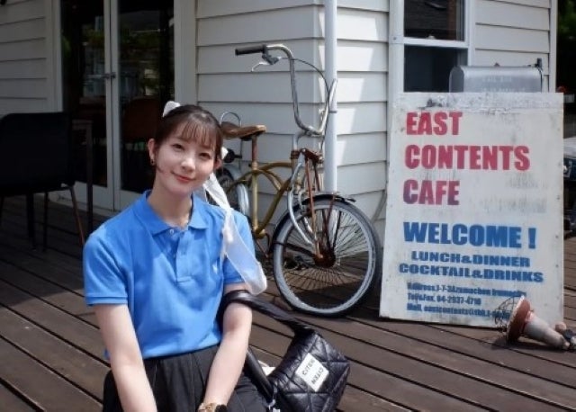 足立梨花が写真の“違い”を問いかける投稿が話題、青シャツ姿とカメラ愛あふれるカフェショットに注目