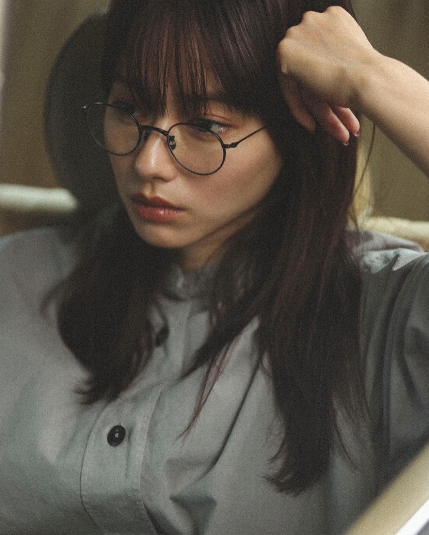 「色気の塊やん」山本舞香のメガネショットが美しすぎると話題👀✨