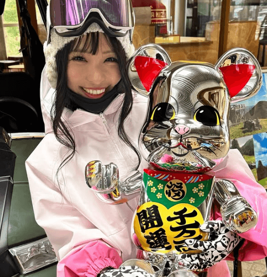 「めっちゃ可愛いですばい！」エンタメ系スノボ美女子、”かわい子ちゃん発見”と縁起物を抱き寄せるショットに反響！