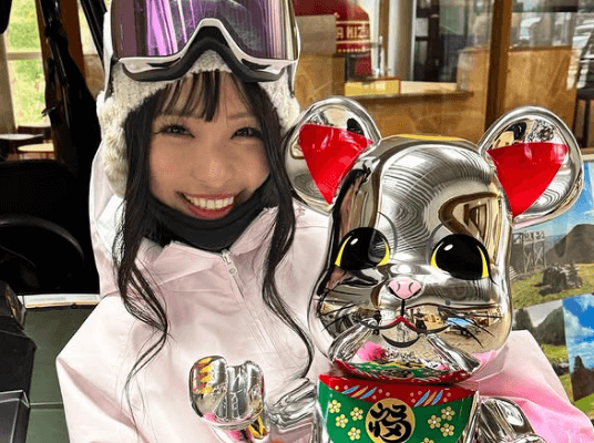 「めっちゃ可愛いですばい！」エンタメ系スノボ美女子、”かわい子ちゃん発見”と縁起物を抱き寄せるショットに反響！